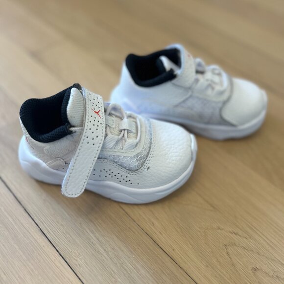 Brand New, Toddlers' white leather Jordan 11 CMFT low top sneakers, 5C - Picture 3 of 4